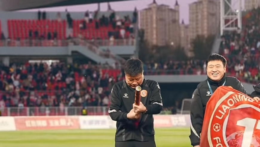 辽宁铁人发夺冠花絮：李金羽被礼花难住，带球员更衣室“蹦迪”