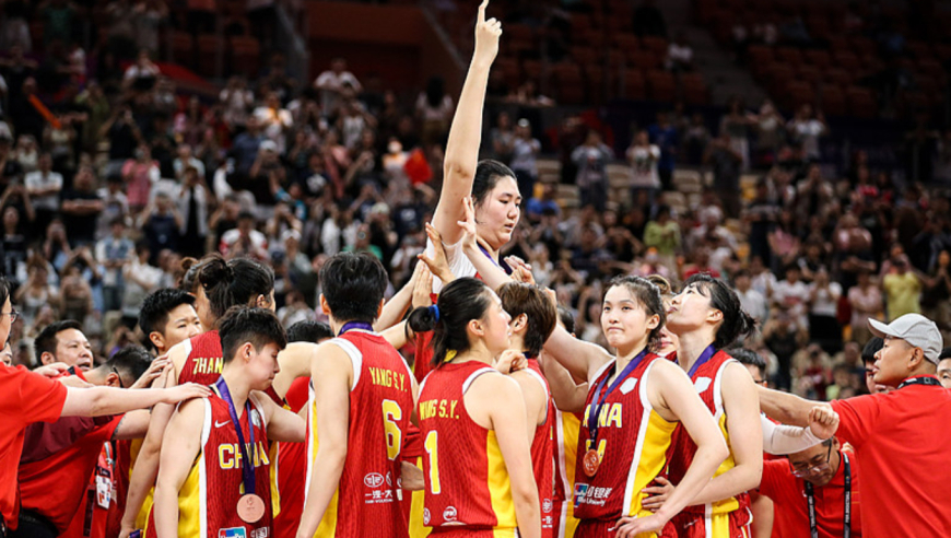 这就是大心脏！中国女篮最后时刻面断对手，一条龙上篮杀死比赛