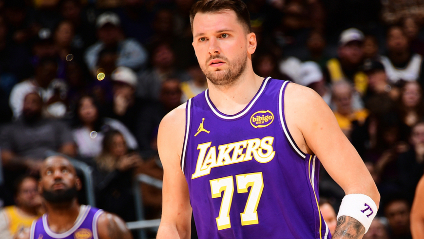 东契奇怒摔护腕泄愤！回应关键三分犯规 雷迪克：我喊暂停但裁判没听到