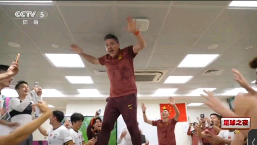 U23国足胜越南后更衣室庆祝完整版 主帅在桌子上疯狂舞蹈