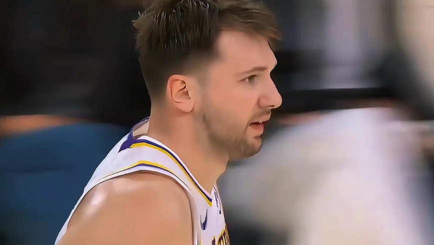 不到半节就打崩了！东契奇里夫斯连续发力 湖人轰出17-4梦幻开局