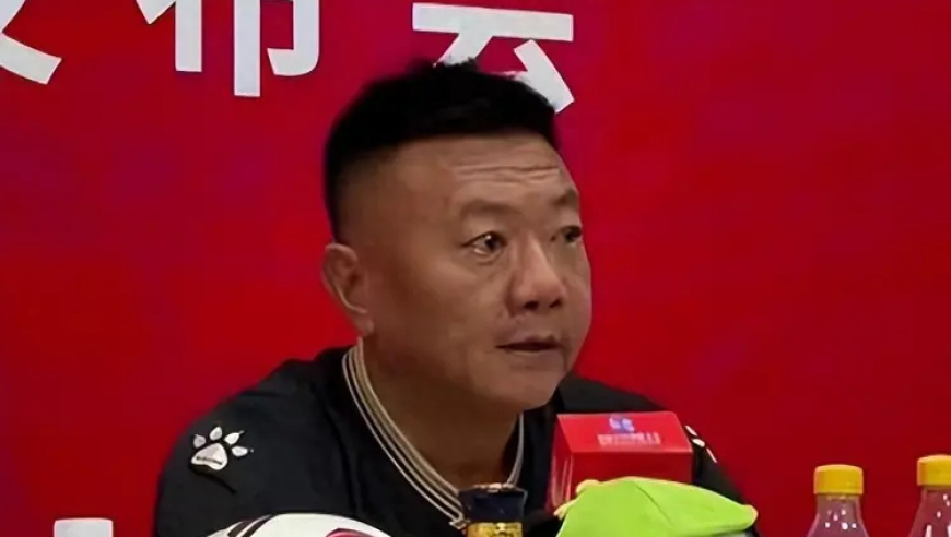 足坛名宿魏群：娶羽坛美女生3娃，54岁不显老态，仍在足坛奋战