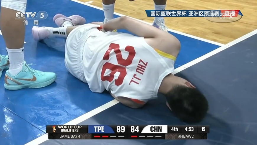 有点脏！朱俊龙杀入内线被撞伤下场 央视解说直言对方这动作太不好