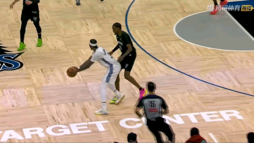 犯规得靠喊？森林狼战灰熊末节出现奇葩判罚 杨毅柯凡疯狂吐槽