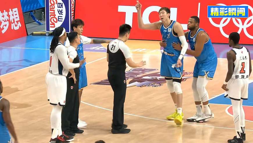 周琦吃T！不满判罚与裁判理论 被无视后仍喋喋不休队友拉都拉不住