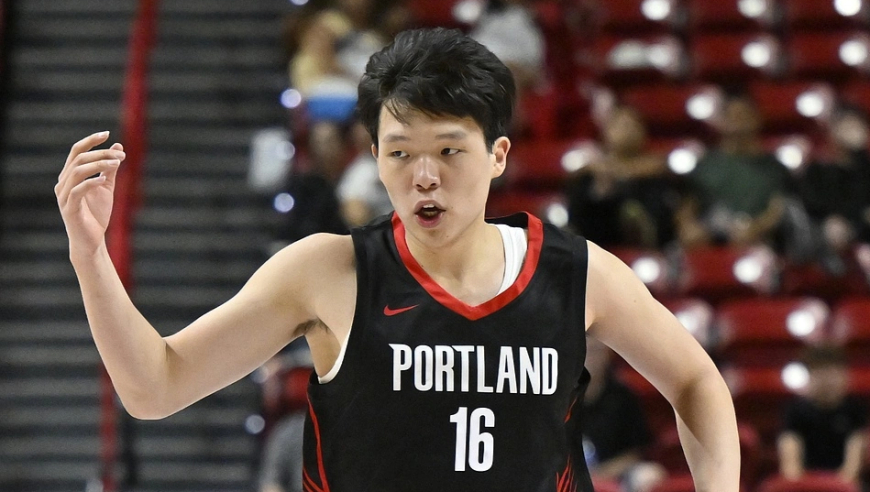 杨瀚森首次泪洒NBA赛场！6犯罚下后哭了，太委屈，助教一旁安慰