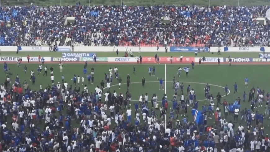 53万人口小国壮举：1-0掀翻喀麦隆 再赢1场就进世界杯 球场挤满人