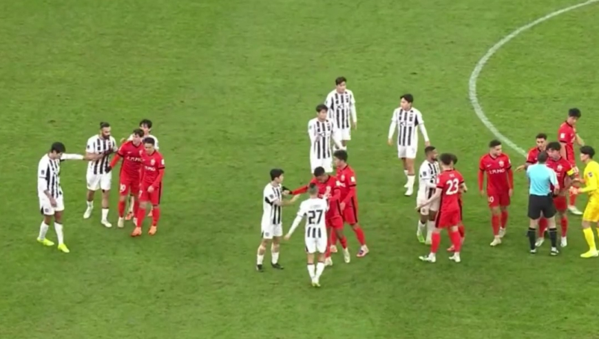 亚冠冲突！张琳芃背后放铲前曼联球星逃红牌，双方球员火爆推搡