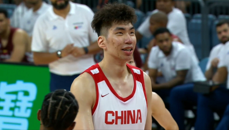 强势回应！余嘉豪险被对手隔扣 随后篮下游龙连续得手还打成2+1