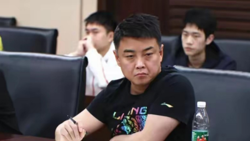 薛飞两胜张本，林诗栋却屡战屡败，博主怒斥国乒教练组：林诗栋赢不了因不给菜谱