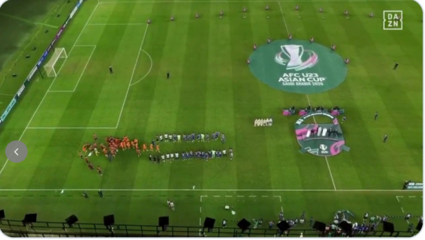 温馨一幕：U-23亚洲杯亚军中国队上台领奖时，日本球员主动列队迎接