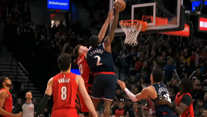 绝对十佳球！莱昂纳德突破后隔扣开拓者克林根 阿夫迪亚以2+1回应