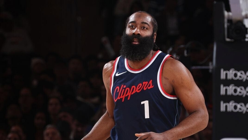 跑得动吗？这队是NBA的AC米兰！五大主力均超32岁，还要签40岁老将！