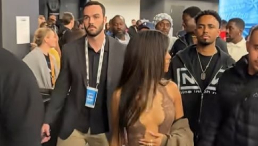 著名女歌手泰拉现身全明星周末！向镜头展现出色身材 多人簇拥