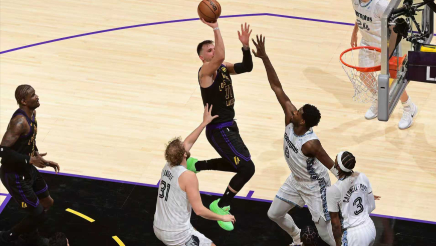 东契奇全场负能量合集：频繁摊手抱怨裁判 防守惨遭对手一步过