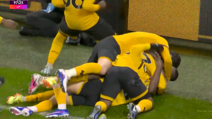 大冷！英超榜尾爆冷赢第三，100秒看狼队如何2-0击败维拉，两个戈麦斯双双发威