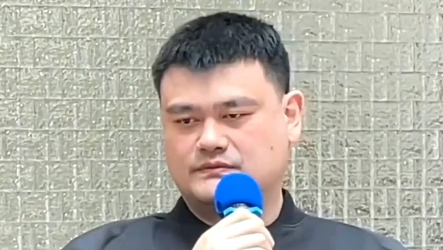 太有爱了！姚明带女儿回苏州探亲，父女散步姿势神复制，网友看呆