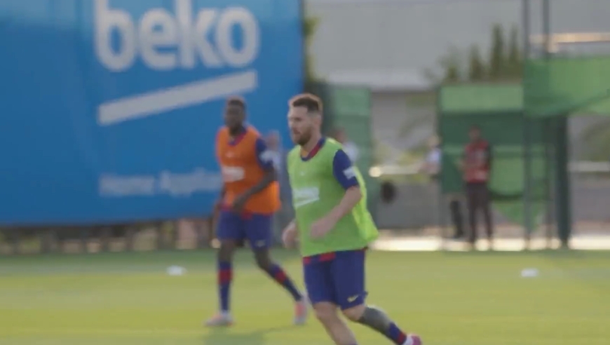 你知道巴萨足球运动员日常训练的一天是如何度过的嘛？