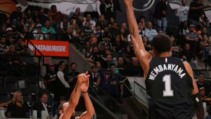 狂轰46+5+5，造16分大逆转！库里梦回巅峰，43次单节20+历史第1