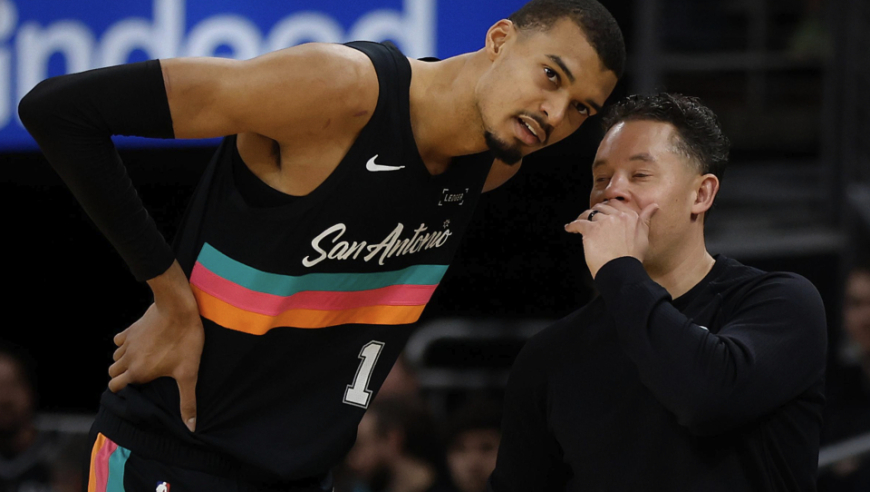 尼克斯终结马刺11连胜！文班亚马空砍25+13+4帽 逆天隔扣阿奴诺比