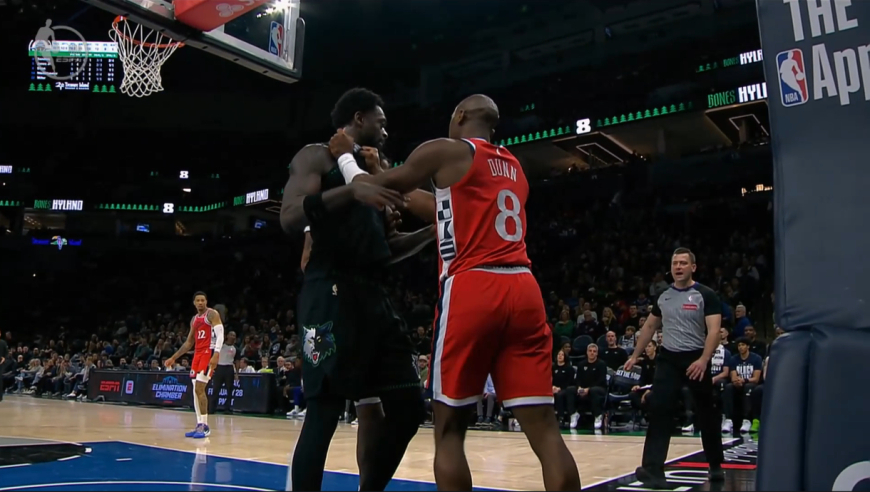 火爆冲突！邓恩连续挑衅推搡兰德尔引发互殴遭驱逐 兰德尔吃技犯