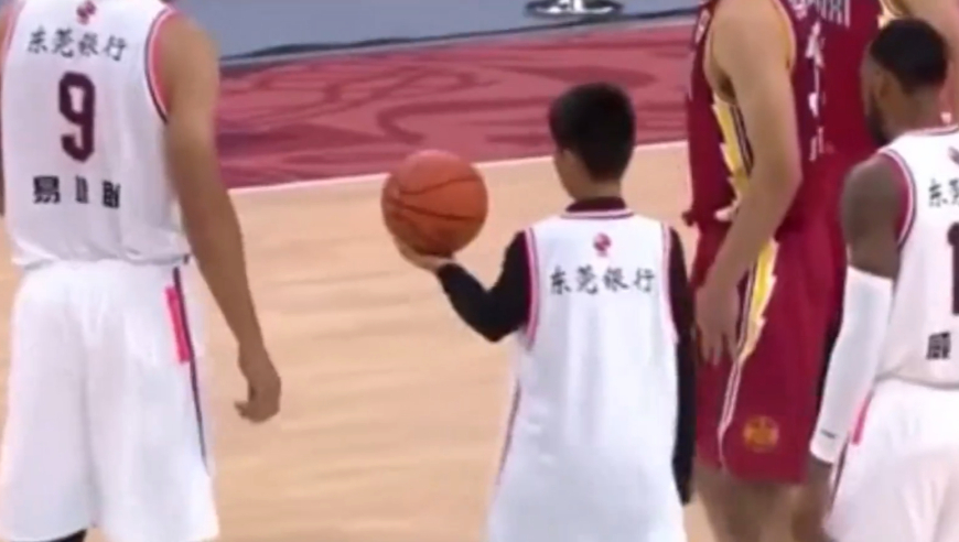 为什么我们喜欢看NBA？看看独臂少年如何被对待的，就能看到我们的差距