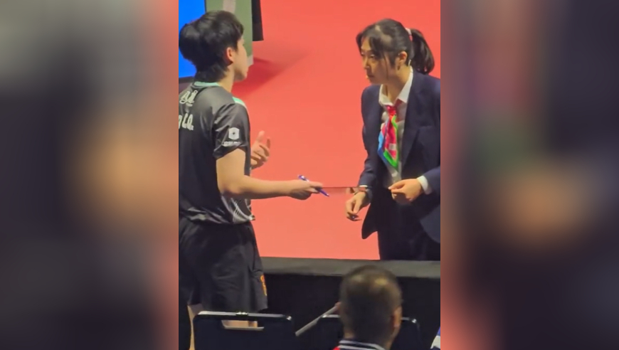 消失的毛巾！王楚钦现场懵圈了，被裁判拿走，赛后当面申诉