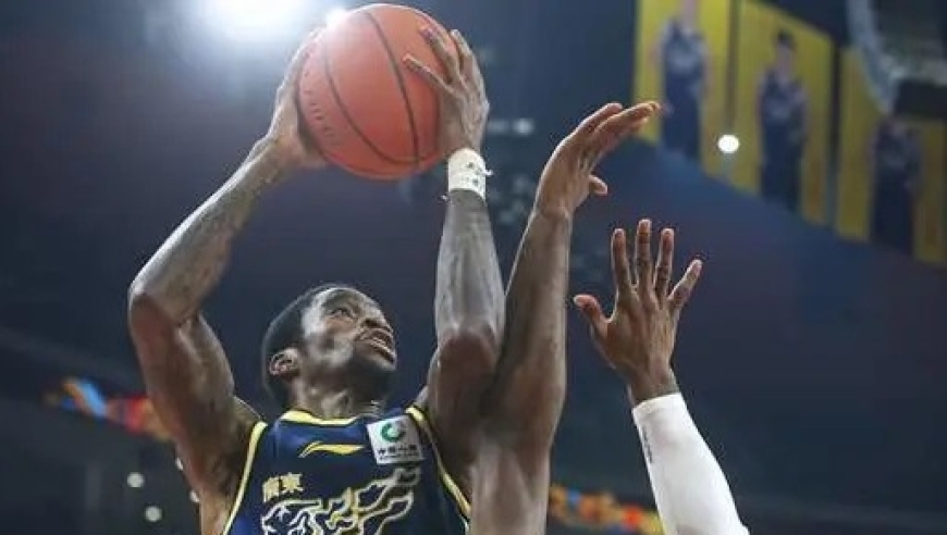 惨不忍睹！广东被上海3杀崩盘，杜锋用人昏招频出，十冠王彻底沦为笑柄