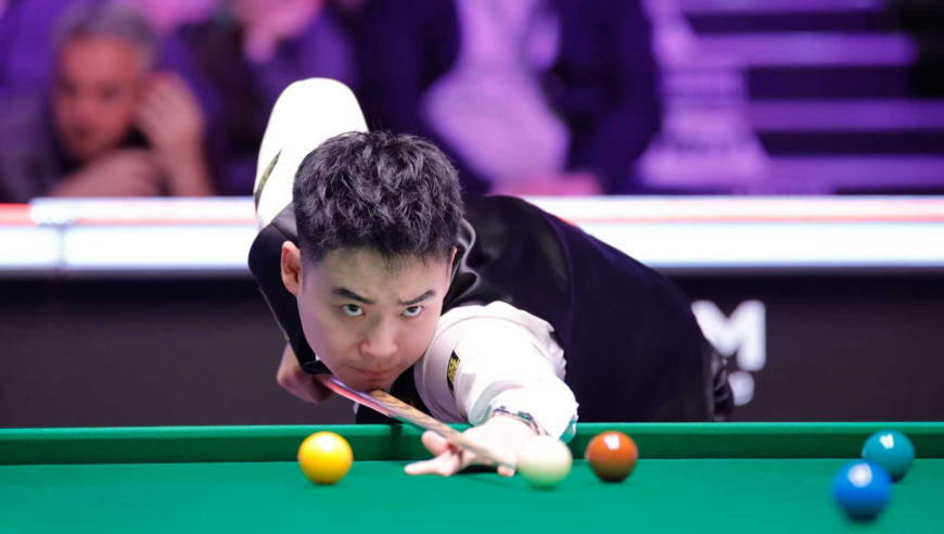 最后一颗红球没K出来 斯佳辉索性放飞自我 暴力一杆将其翻入顶袋