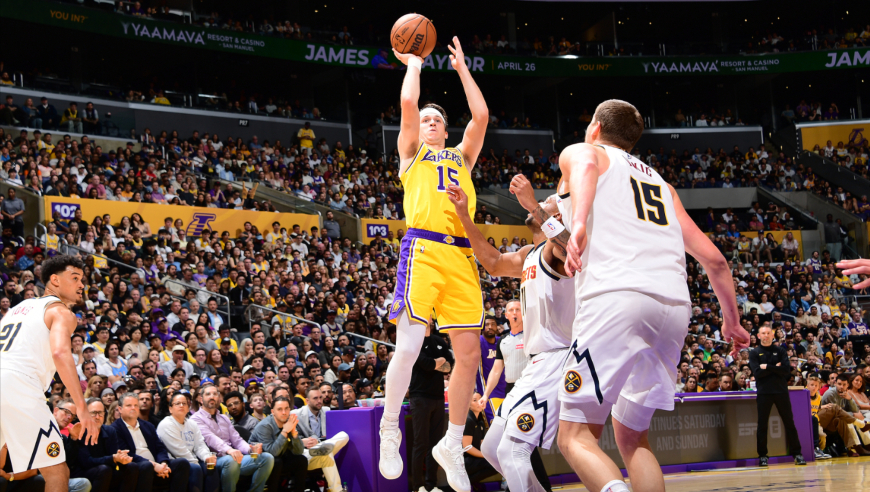 湖人掘金末节最后时刻：东契奇连续漏人 里夫斯神仙操作极限绝平