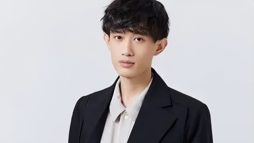 LPL知名解说直播突发癫痫，摔倒一嘴血，957吓坏了，熬夜伤身啊