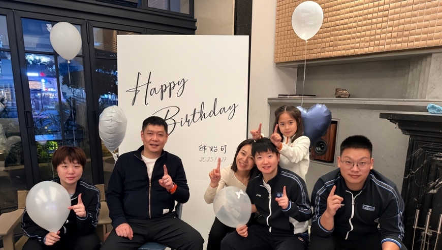 两爱徒等给邱贻可庆生，师娘与孙颖莎头挨头，小豌豆与莎莎脸贴脸