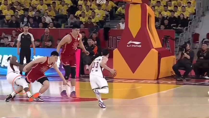 打不赢就用&ldquo;腿功&rdquo;？铁腿伸出救山西，球迷：打日本带上他