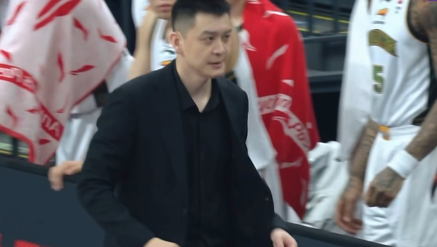 杨鸣指导连吃2T被驱逐，新赛季首位被驱逐教练