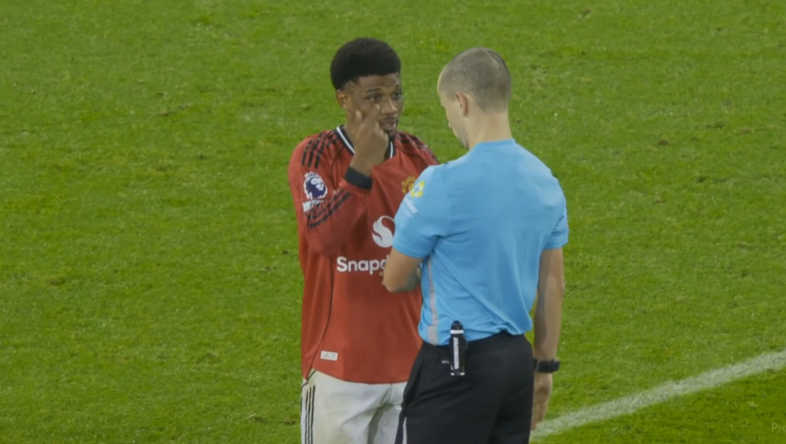 新手练级！英超嫩哨两次判罚引曼联球迷热议，阿玛德与姆伯莫先后禁区倒地均遭无视