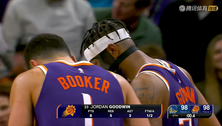 争议！勇士0.4秒篮下丢篮板被吹犯规 古德温2中1罚球准绝杀