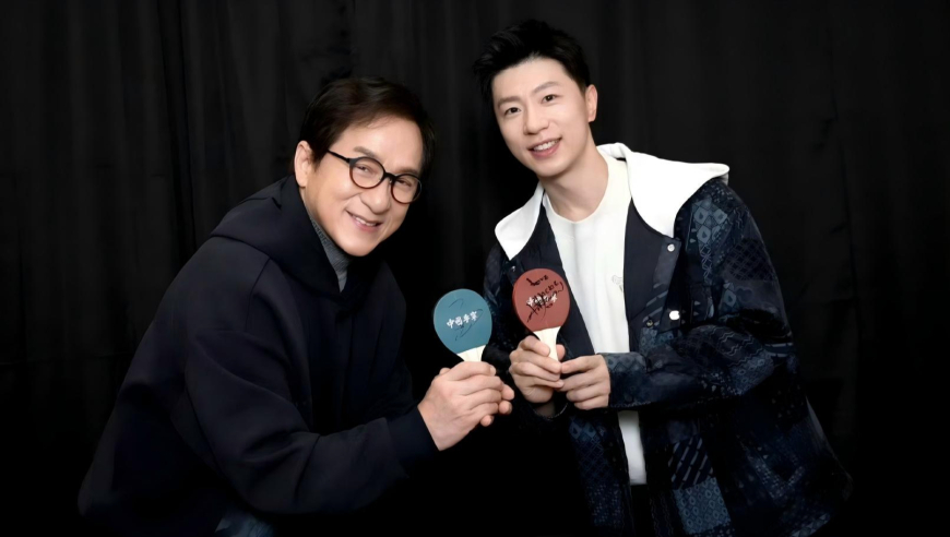 马龙与成龙切磋球技！二人参加活动互送礼物，高情商联动笑声不断