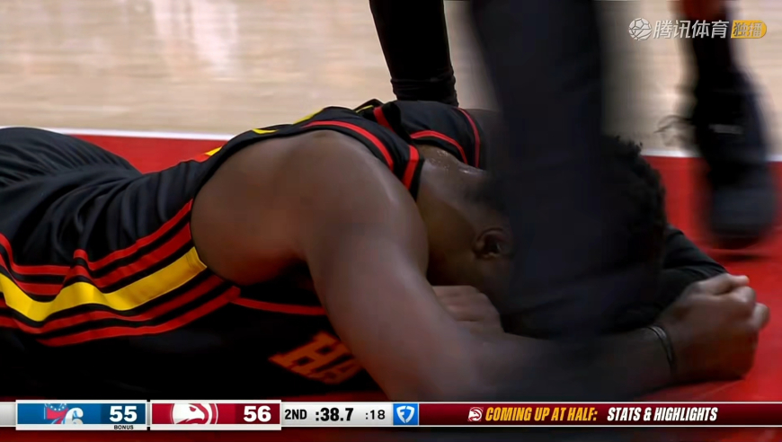 一级恶意！恩比德转身凶残肘击奥孔古 后者牙差点都被打飞