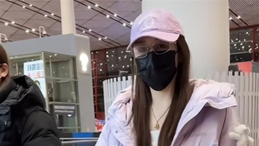 陈梦现身机场，简约穿搭时尚又漂亮，妥妥的青春女大既视感