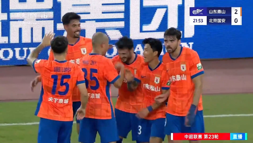 梅开二度！瓦科单刀晃过防守后挑射破门 泰山主场2-0领先