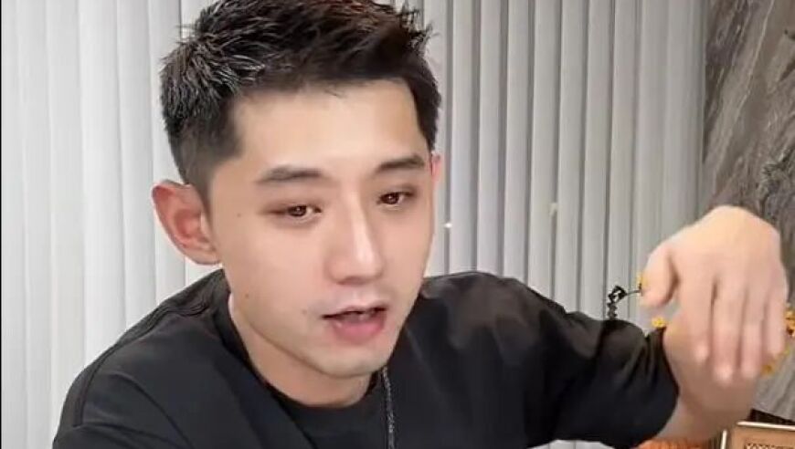 张继科在景区蹲地上拍照时落水，本人回应：不知被谁一脚踹水里了，大家出门在外要注意安全